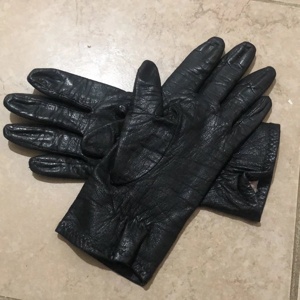 Womens black genuine leather gloves. Size small/medium.